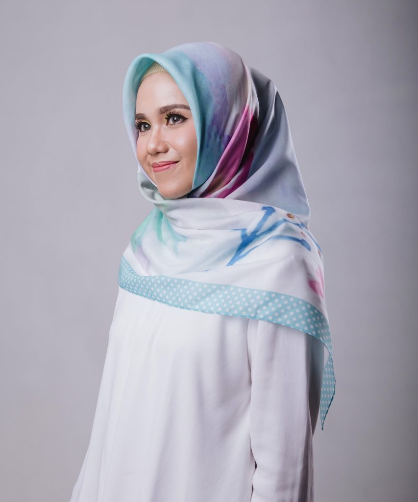 Cara Memadukan Hijab Polos