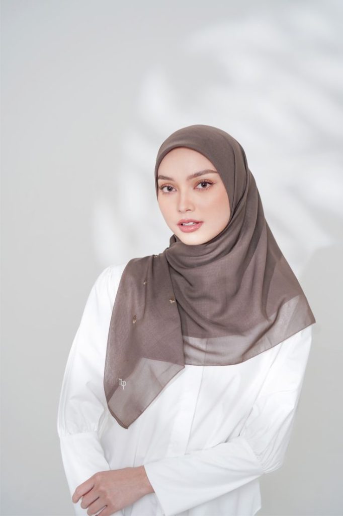 Hijab nyaman untuk aktivitas sehari-hari berbahan voal premium